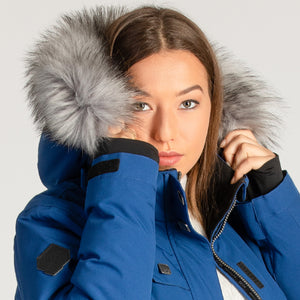 Fourrure synthétique argenté à ajoutée au manteau KLo Canada vêtements d'extérieurs corporatifs.