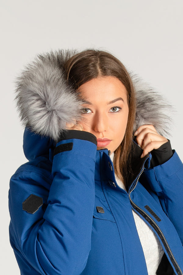Fourrure synthétique argenté à ajoutée au manteau KLo Canada vêtements d'extérieurs corporatifs.