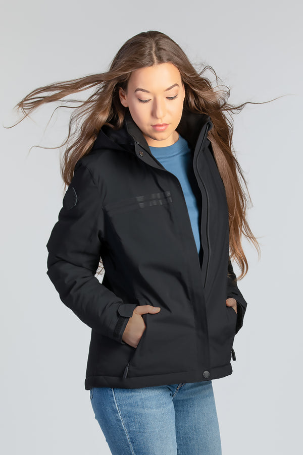 Manteau d'hiver corporatif noir pour les entreprises. Éco-responsable avec tissu recyclé pour femme allant jusqu'à Taille Plus.