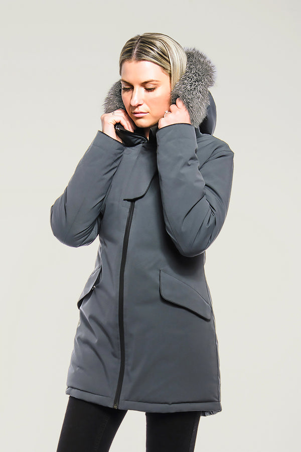 Manteau d'hiver corporatif gris pour les entreprises. Éco-responsable avec tissu recyclé pour femme allant jusqu'à Taille Plus.