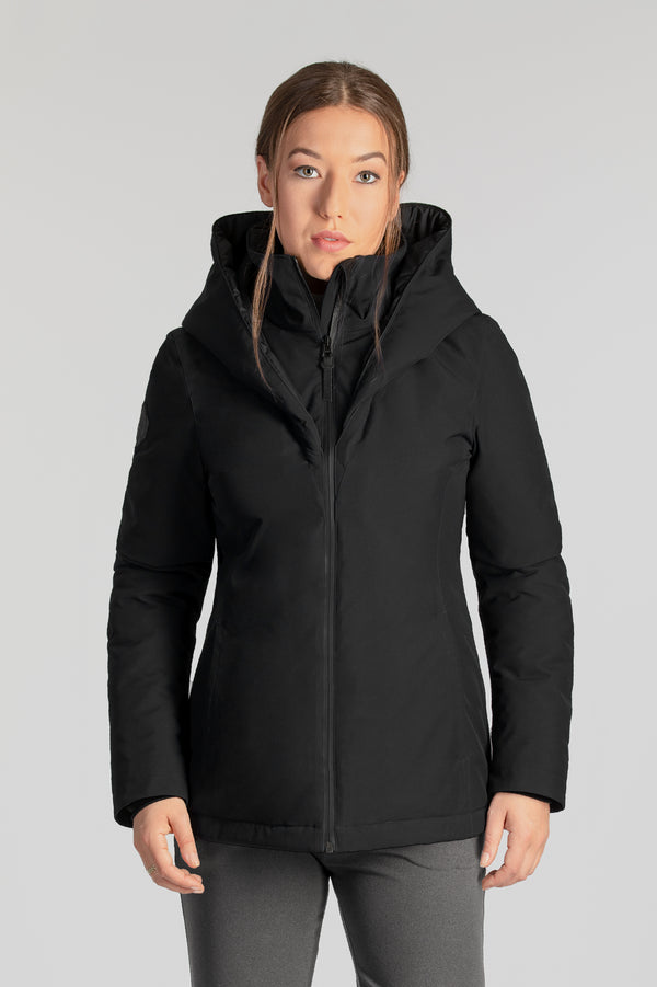 Manteau isolé corporatif noir pour les entreprises. Éco-responsable avec tissu recyclé pour femme allant jusqu'à Taille Plus.