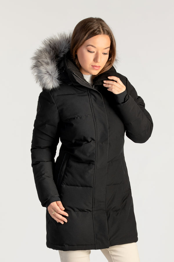 Manteau d'hiver corporatif noir pour les entreprises. Éco-responsable avec tissu recyclé pour femme allant jusqu'à Taille Plus. Parka long et chaud.